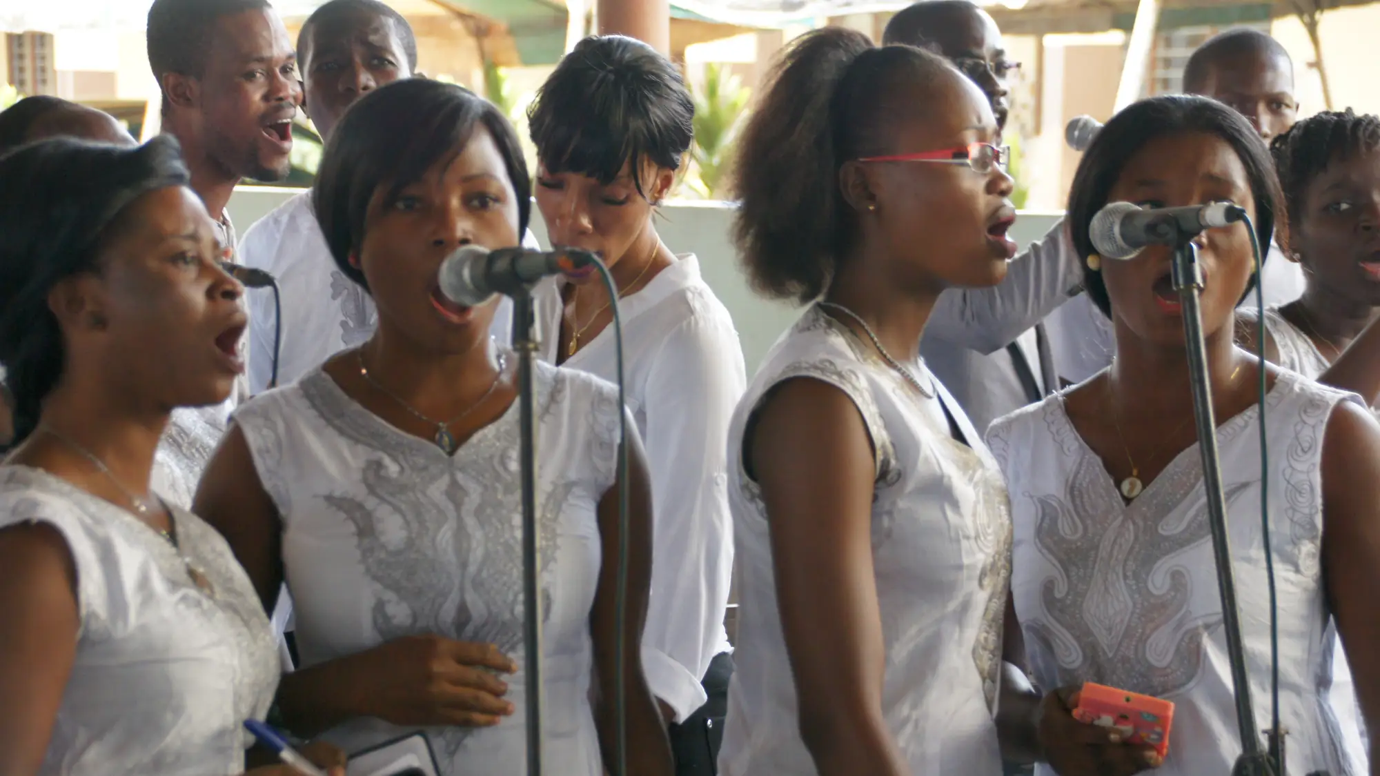 Une chorale en Côte d'Ivoire, en plein chant